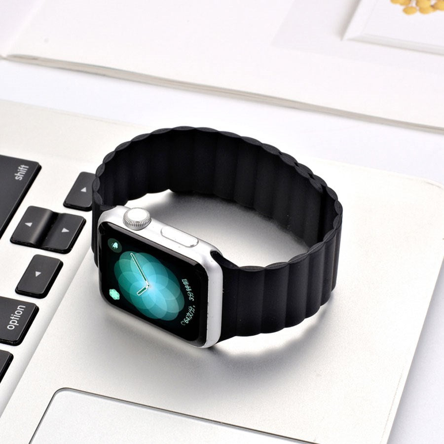 LPAW121 Lippa Apple Watch Magnetisk Silikonerem 42 44 45 49, Sort 3