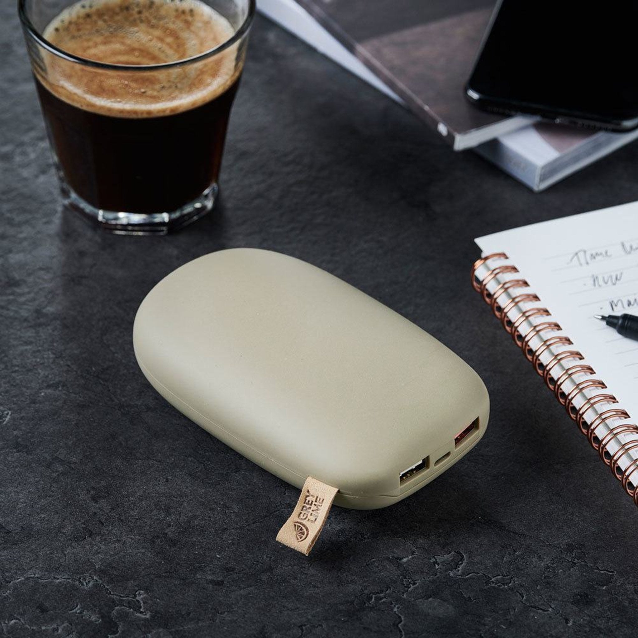 GreyLime-Power-Stone-10.400-mAh-powerbank-Beige-P104302-på-bord.jpg