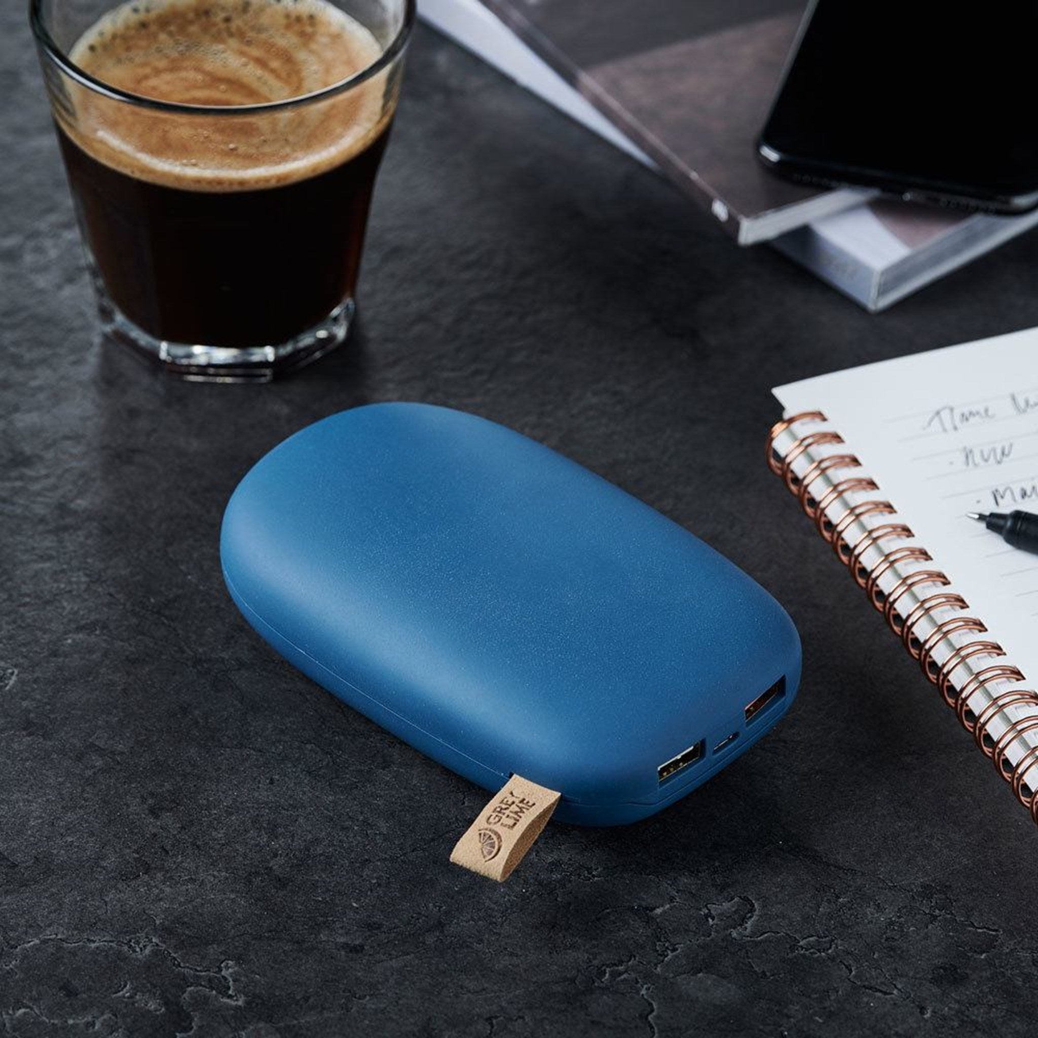 GreyLime-Power-Stone-10.400-mAh-powerbank-Blue-P104301-på-bord.jpg