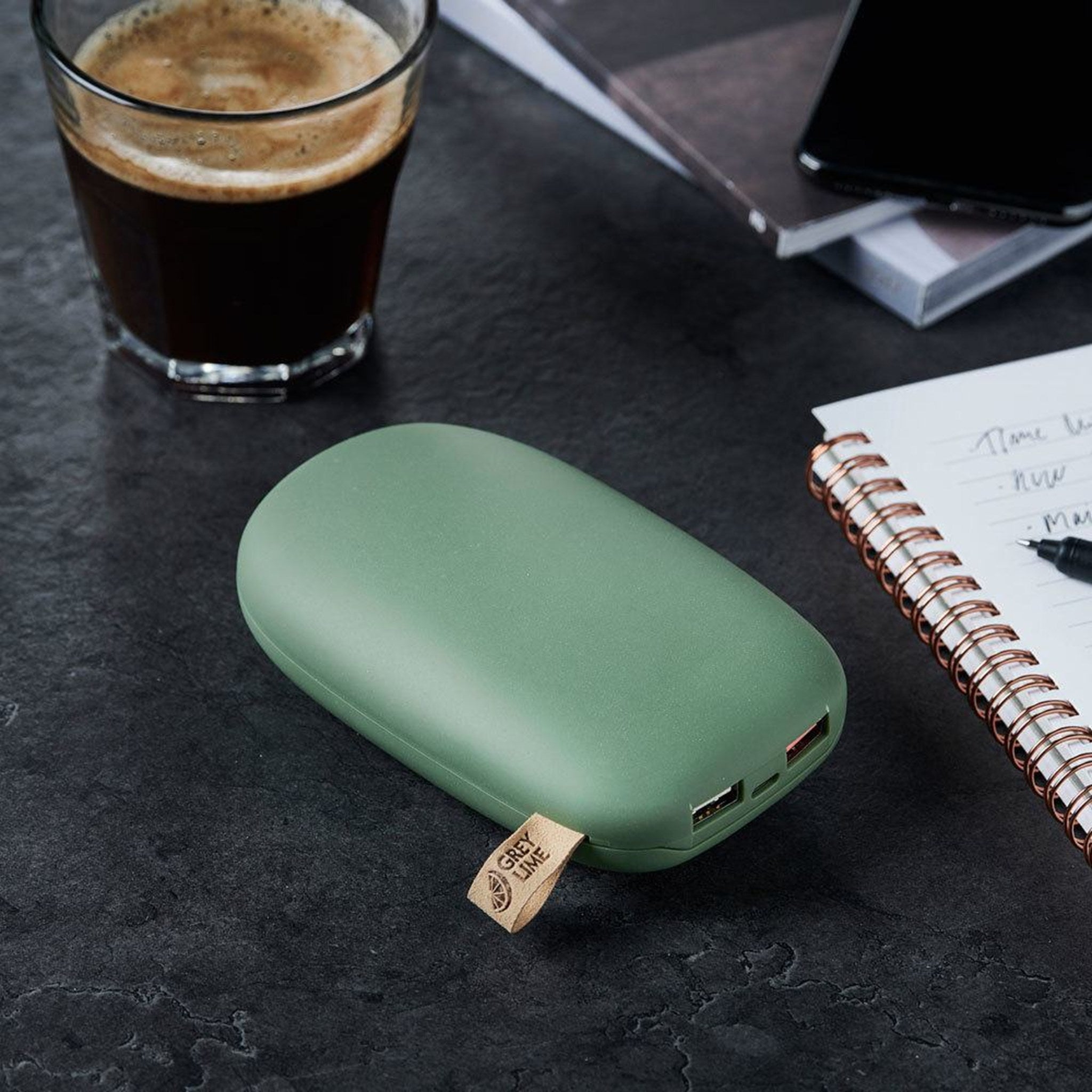 GreyLime-Power-Stone-10.400-mAh-powerbank-Green-P104303-på-bord.jpg