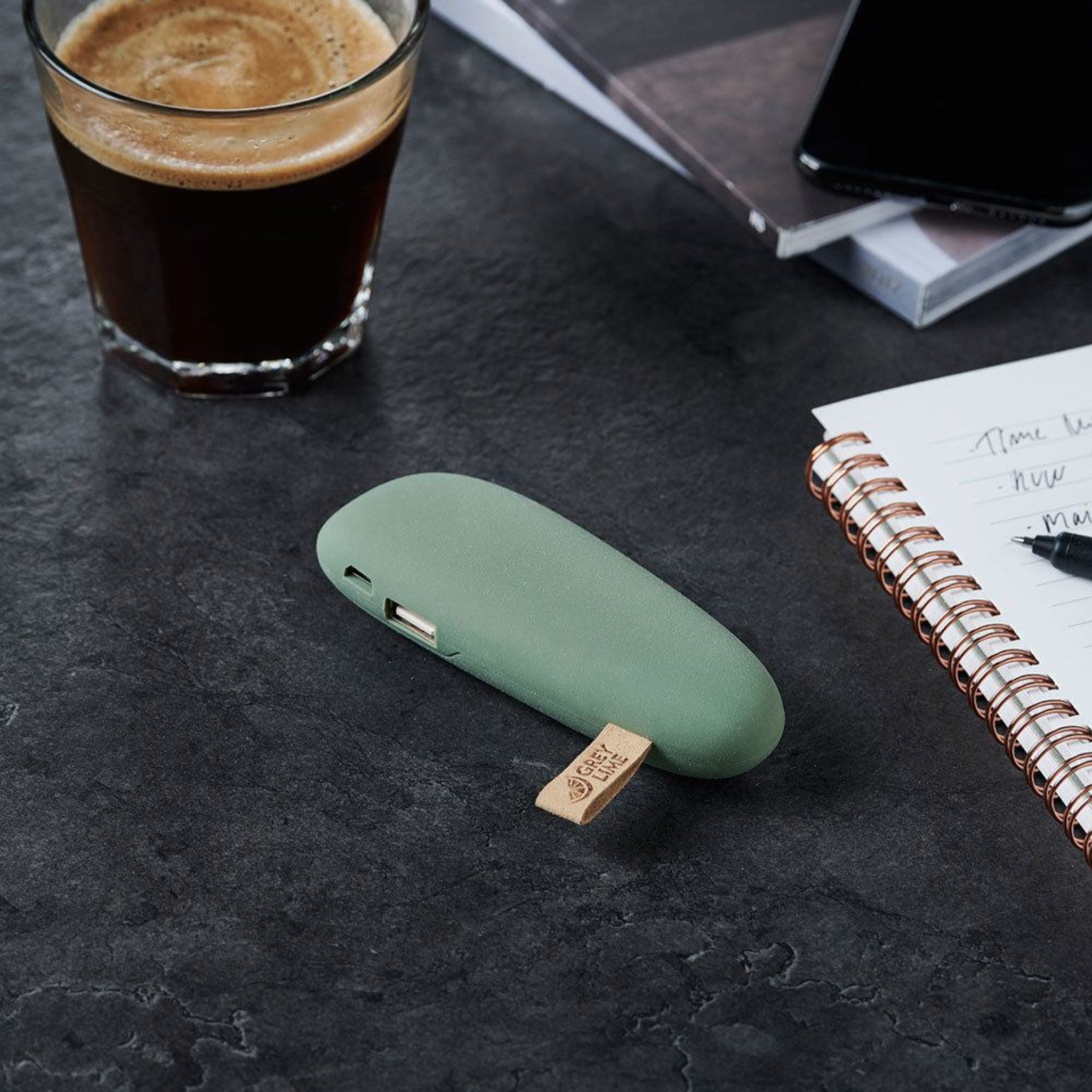 GreyLime-Power-Stone-2.600-mAh-powerbank-grøn-oppefra.jpg