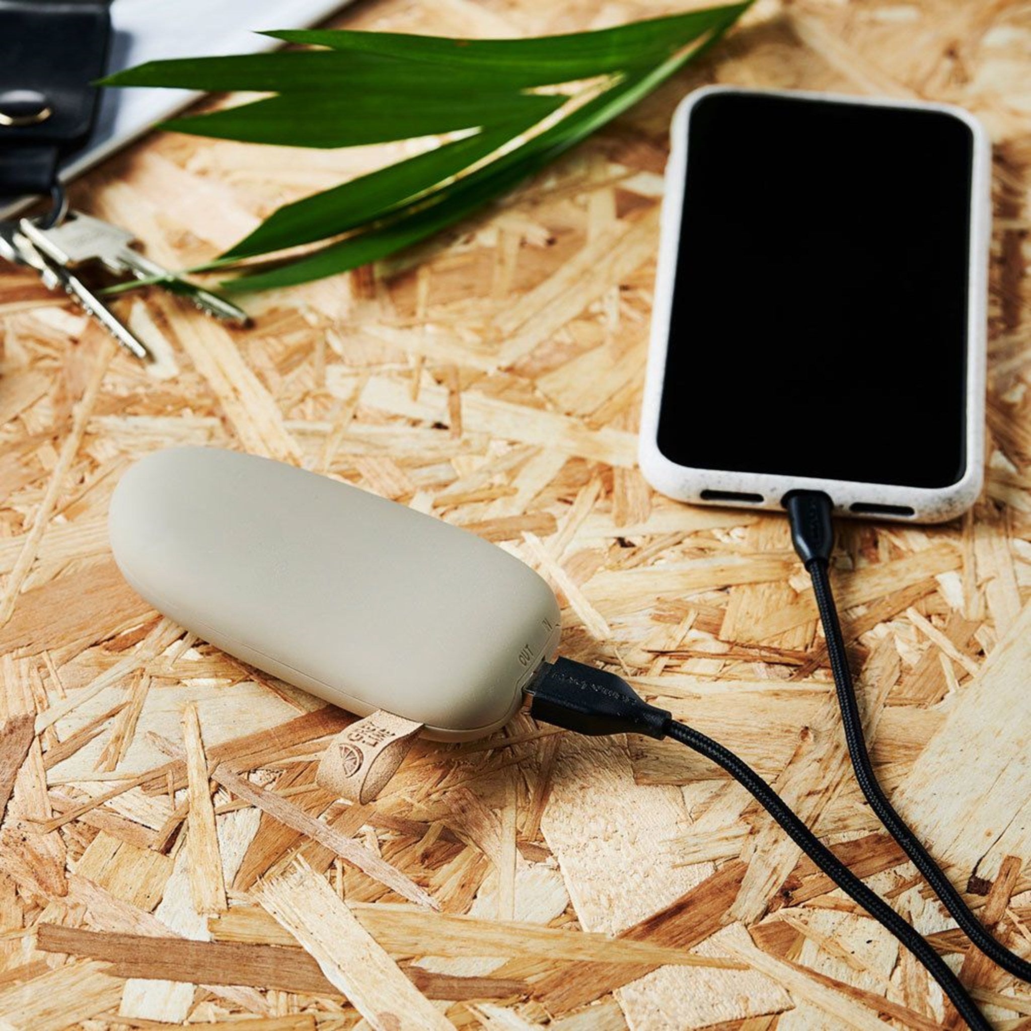 GreyLime-Power-Stone-5.200-mAh-powerbank-Beige-i-brug.jpg