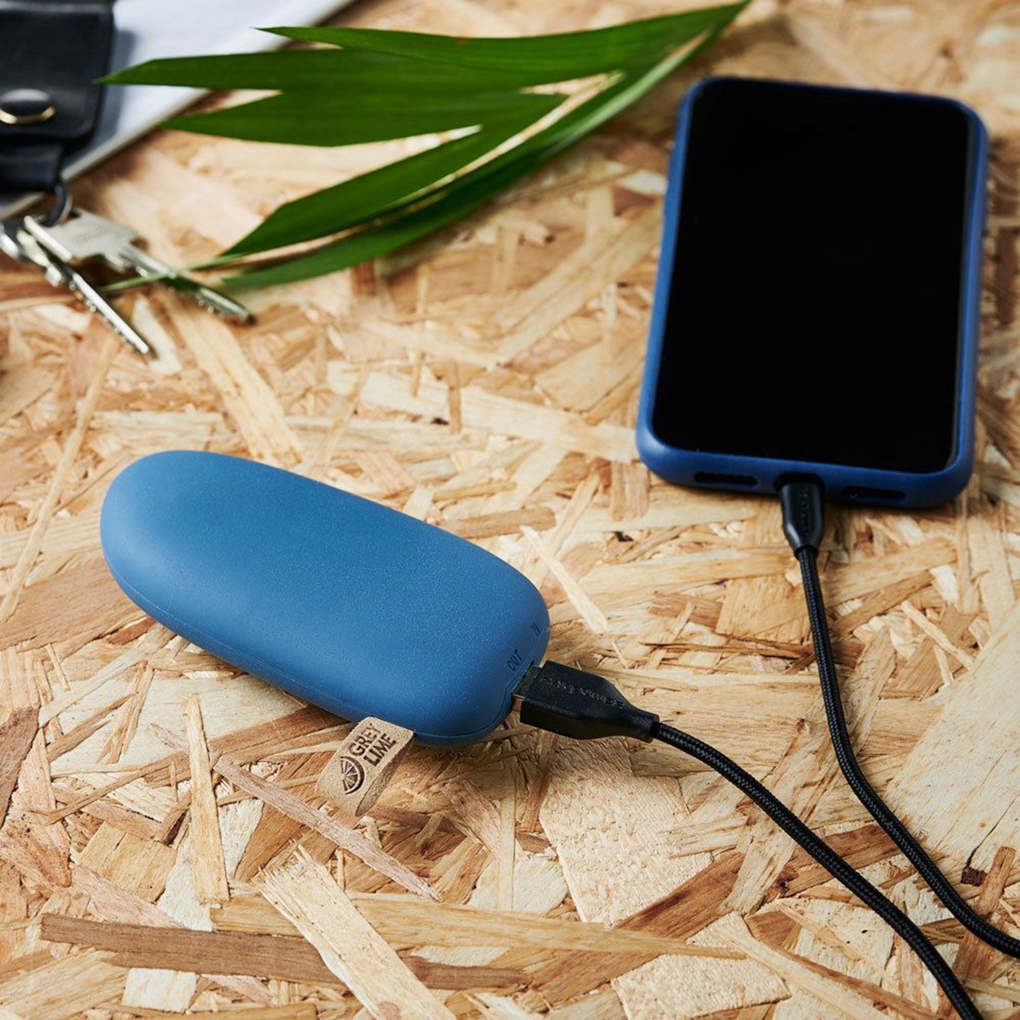 GreyLime-Power-Stone-5.200-mAh-powerbank-Blå-i-brug.jpg