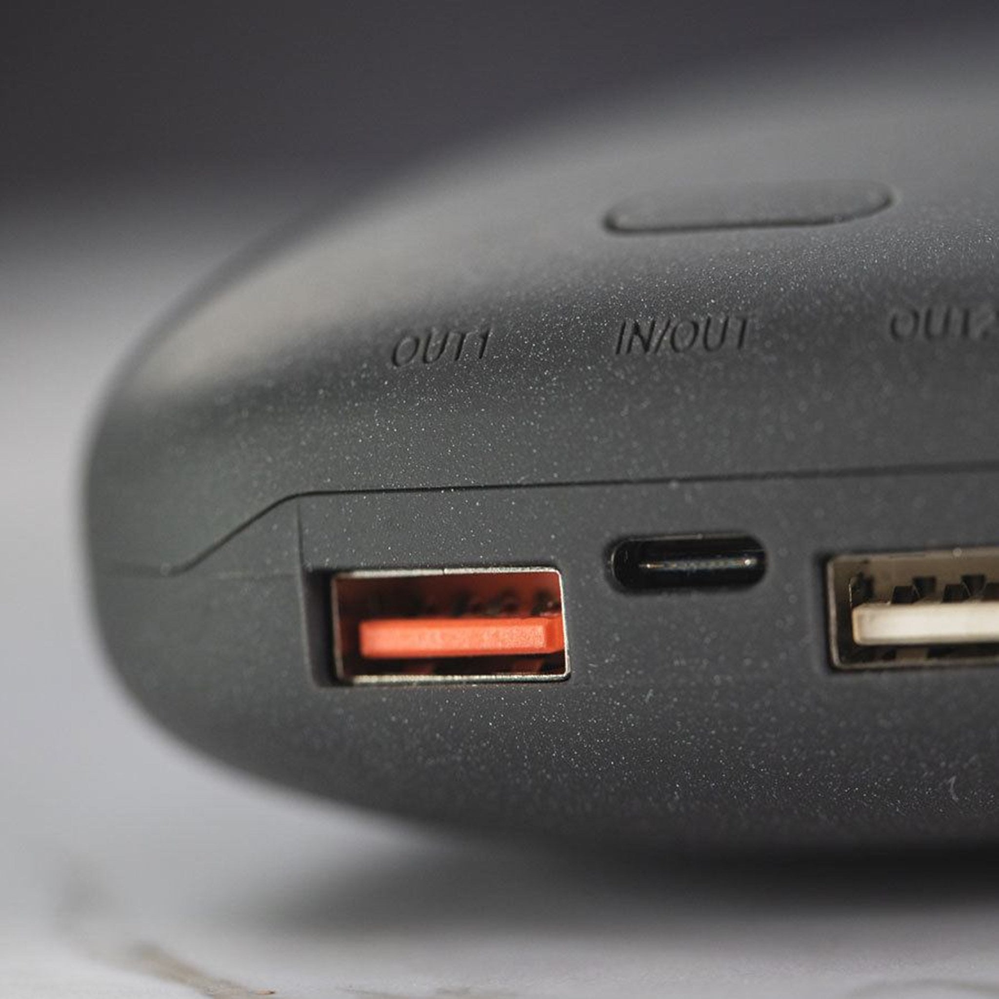 P107104-GreyLime-Power-Stone-ll-20000-mAh-USB-C-USB-A-Sort_06.jpg