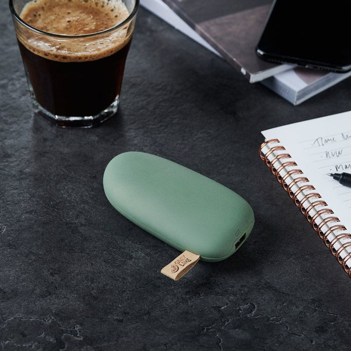 GreyLime-Power-Stone-5.200-mAh-powerbank-Green-på-bord.jpg